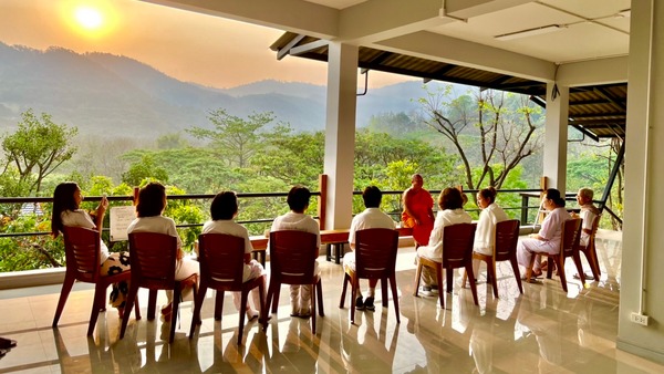 บรรยากาศร่มรื่นภายในศูนย์ปฏิบัติธรรมอริยะสิริ เขาใหญ่